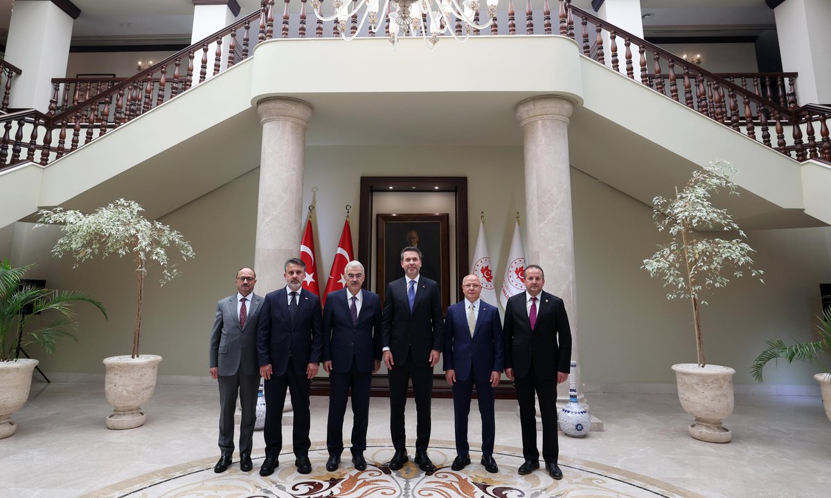 aBayraktar1's tweet photo. Tarihin, medeniyetin ve yeşilin şehri Bursa’dayız.

İlk olarak Bursa Valiliğimizi ziyaret ederek Valimiz Sayın Erol Ayyıldız ile üretimin ve sanayinin kalbi Bursa’mızın enerji projelerini değerlendirdik.

Bursa’nın kalkınmasına ve üretim gücüne katkı sunacak çalışmalarımızı sürdüreceğiz.