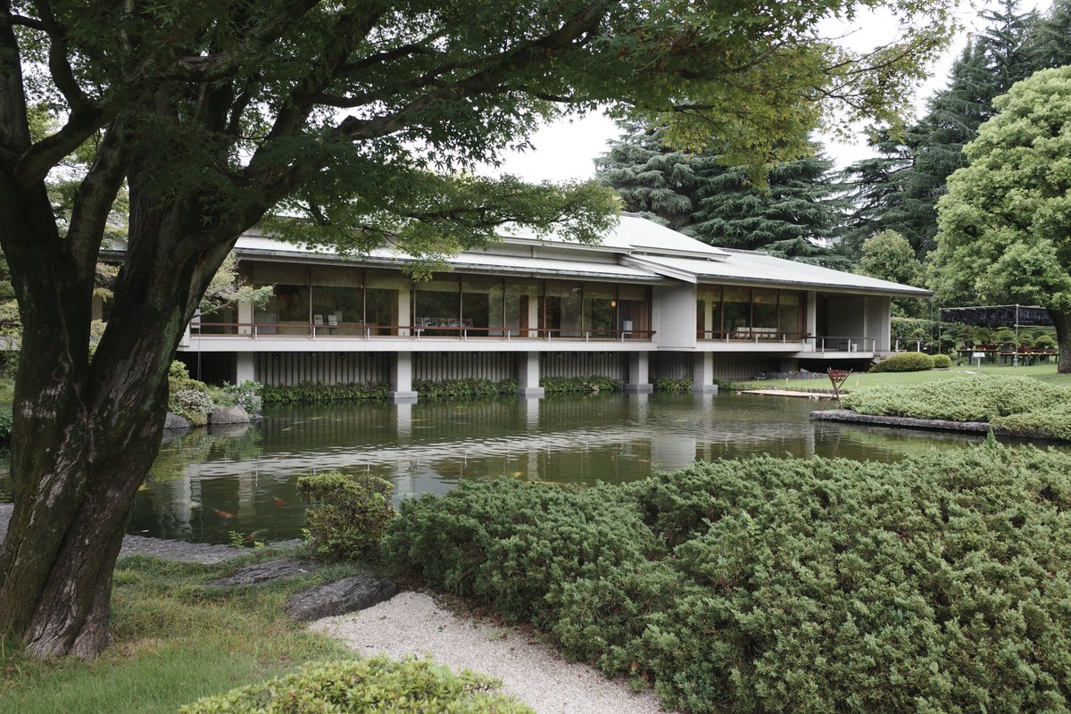 omnisight's tweet photo. 夏休み9日目

迎賓館の赤坂離宮に行く
和風別館を解説付きで見てから本館のなかを見るコース
本館ではレオナール・フジタの作品が何点か展示されていた
暑さもひどくなく、雨にも降られず楽しめた https://t.co/4r9A5vqwvO