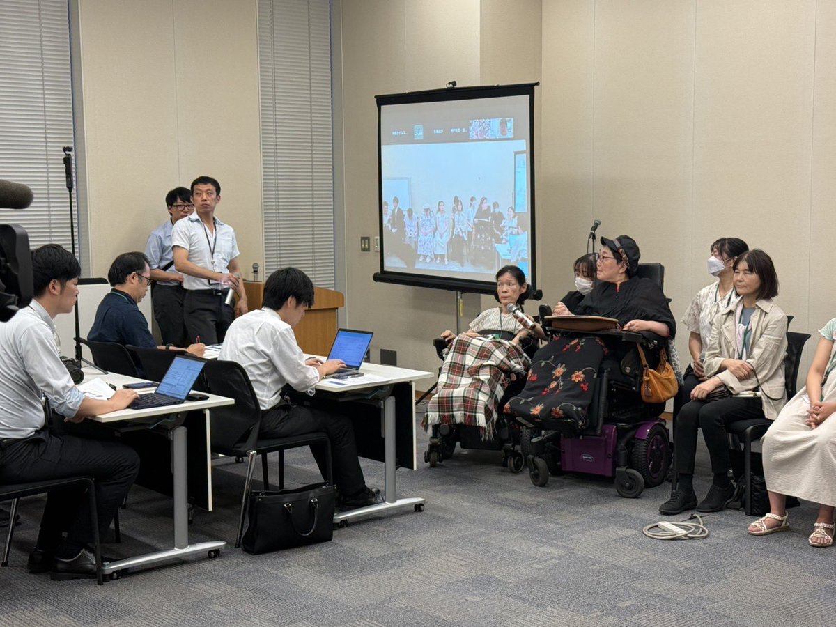 skyfarm1229's tweet photo. 本日、「さよなら優生思想女性障害者の会」の皆さんとともに、全国114名の障がい当事者から寄せられた、反戦と軍拡反対を訴える手紙を高市総理に直接手渡しました。

この手交は、先日の参議院決算委員会で、私が総理に「障がい当事者の皆さんから直接受け取っていただきたい」と求め、実現したものです。

当初、面会時間はわずか5分。当事者代表が思いを伝え、手紙を手渡し、総理が発言して終了する進行で、総理の発言を受けて当事者側がもう一度言葉を返す時間は認められていませんでした。

しかし実際には、面会は予定の約2倍となる10分程度に及び、総理は当事者代表より長い時間を使って、自らの考えを述べました。それでも、当事者側がその言葉に応答する時間は設けられませんでした。

時間がなかったのではなく、「対話する時間」がなかった。

障がい当事者の中尾悦子さんが総理に伝えたのは、

「本当に命を守るために必要なのは、武器ではなく対話です」

「時間がかかってもいい。何度でも伝え合い、分かろうとする」

という言葉でした。

一方が話し、それを聞いて終わるのではなく、相手の言葉を受け止め、また言葉を返す。そうしたやり取りを重ねることこそ、対話ではないでしょうか。

手交後の記者会見では、障がい当事者の皆さんが改めて自分たちの思いを語り、総理の発言に対する思いも伝えました。官邸ではできなかった、当事者側からの「応答」の場にもなりました。

私からは、あかさたな話法で、

「高市総理には、当事者との対話の大切さに気づいていただきたい」

と伝えました。

また記者からの質問に対し、次の国会の予算委員会でも、総理が114通の手紙をすべて読んだのか、そしてそこに込められた声にどう答えるのか、国会の場で引き続き追及していきたいと申し上げました。

手紙を「受け取った」で終わらせない。

障がい当事者の声に耳を傾け、言葉を返し、対話を重ねる政治を求めていきます。
