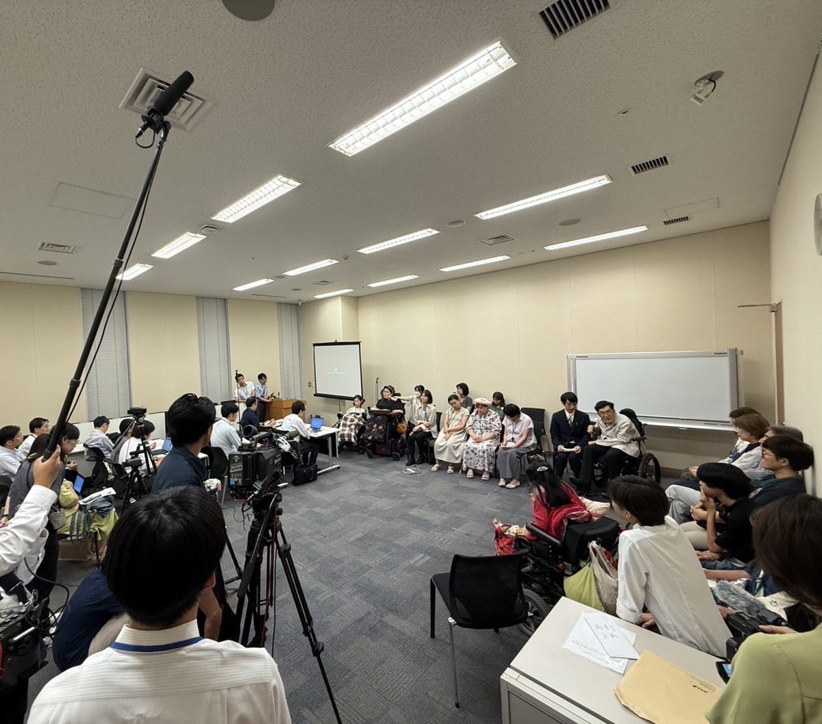 skyfarm1229's tweet photo. 本日、「さよなら優生思想女性障害者の会」の皆さんとともに、全国114名の障がい当事者から寄せられた、反戦と軍拡反対を訴える手紙を高市総理に直接手渡しました。

この手交は、先日の参議院決算委員会で、私が総理に「障がい当事者の皆さんから直接受け取っていただきたい」と求め、実現したものです。

当初、面会時間はわずか5分。当事者代表が思いを伝え、手紙を手渡し、総理が発言して終了する進行で、総理の発言を受けて当事者側がもう一度言葉を返す時間は認められていませんでした。

しかし実際には、面会は予定の約2倍となる10分程度に及び、総理は当事者代表より長い時間を使って、自らの考えを述べました。それでも、当事者側がその言葉に応答する時間は設けられませんでした。

時間がなかったのではなく、「対話する時間」がなかった。

障がい当事者の中尾悦子さんが総理に伝えたのは、

「本当に命を守るために必要なのは、武器ではなく対話です」

「時間がかかってもいい。何度でも伝え合い、分かろうとする」

という言葉でした。

一方が話し、それを聞いて終わるのではなく、相手の言葉を受け止め、また言葉を返す。そうしたやり取りを重ねることこそ、対話ではないでしょうか。

手交後の記者会見では、障がい当事者の皆さんが改めて自分たちの思いを語り、総理の発言に対する思いも伝えました。官邸ではできなかった、当事者側からの「応答」の場にもなりました。

私からは、あかさたな話法で、

「高市総理には、当事者との対話の大切さに気づいていただきたい」

と伝えました。

また記者からの質問に対し、次の国会の予算委員会でも、総理が114通の手紙をすべて読んだのか、そしてそこに込められた声にどう答えるのか、国会の場で引き続き追及していきたいと申し上げました。

手紙を「受け取った」で終わらせない。

障がい当事者の声に耳を傾け、言葉を返し、対話を重ねる政治を求めていきます。