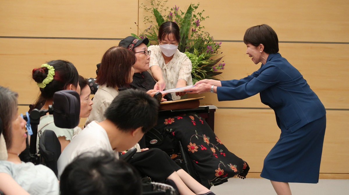 skyfarm1229's tweet photo. 本日、「さよなら優生思想女性障害者の会」の皆さんとともに、全国114名の障がい当事者から寄せられた、反戦と軍拡反対を訴える手紙を高市総理に直接手渡しました。

この手交は、先日の参議院決算委員会で、私が総理に「障がい当事者の皆さんから直接受け取っていただきたい」と求め、実現したものです。

当初、面会時間はわずか5分。当事者代表が思いを伝え、手紙を手渡し、総理が発言して終了する進行で、総理の発言を受けて当事者側がもう一度言葉を返す時間は認められていませんでした。

しかし実際には、面会は予定の約2倍となる10分程度に及び、総理は当事者代表より長い時間を使って、自らの考えを述べました。それでも、当事者側がその言葉に応答する時間は設けられませんでした。

時間がなかったのではなく、「対話する時間」がなかった。

障がい当事者の中尾悦子さんが総理に伝えたのは、

「本当に命を守るために必要なのは、武器ではなく対話です」

「時間がかかってもいい。何度でも伝え合い、分かろうとする」

という言葉でした。

一方が話し、それを聞いて終わるのではなく、相手の言葉を受け止め、また言葉を返す。そうしたやり取りを重ねることこそ、対話ではないでしょうか。

手交後の記者会見では、障がい当事者の皆さんが改めて自分たちの思いを語り、総理の発言に対する思いも伝えました。官邸ではできなかった、当事者側からの「応答」の場にもなりました。

私からは、あかさたな話法で、

「高市総理には、当事者との対話の大切さに気づいていただきたい」

と伝えました。

また記者からの質問に対し、次の国会の予算委員会でも、総理が114通の手紙をすべて読んだのか、そしてそこに込められた声にどう答えるのか、国会の場で引き続き追及していきたいと申し上げました。

手紙を「受け取った」で終わらせない。

障がい当事者の声に耳を傾け、言葉を返し、対話を重ねる政治を求めていきます。