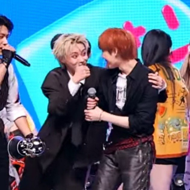 pinknooieu's tweet photo. remember when hanbin posted this pic of him hugging sunoo on his ig story last march 12, when everything was probably so heavy for sunoo and the members? 

now, he got to witness them win a trophy for their first comeback after the reorganization. he must’ve felt so proud watching them overcome those belittles, hardships and anxiousness... 😭🩷🫶