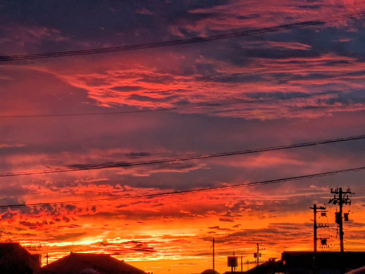 eXGCQAI0pc46681's tweet photo. レベル４の大雨危険警報があった雨上がりの夕方

空全体が赤くて…変な表現だけど青空まで赤くて、異世界のようだった https://t.co/6aEFIaT4My