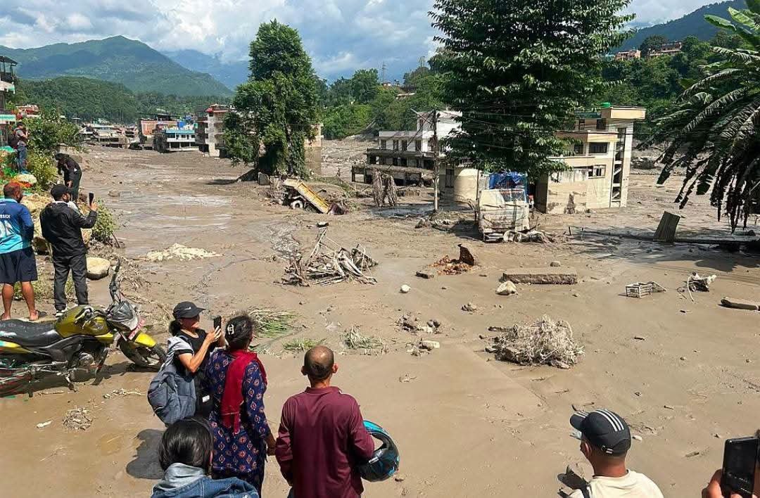 Shankarparmar99's tweet photo. नेपाल में चारों तरफ बस कुदरत का कहर नजर आ रहा है… 

भारी बारिश, उफनती नदियाँ और बाढ़ ने जनजीवन को बुरी तरह प्रभावित किया है। इस भयावह आपदा में प्रभावित हर परिवार के लिए दिल से प्रार्थना है। 🙏

ईश्वर सभी लोगों की रक्षा करें और नेपाल को इस संकट से जल्द उबारें। 🇳🇵🙏🇮🇳

 #PrayForNepal #NepalDisaster  #NepalTragedy