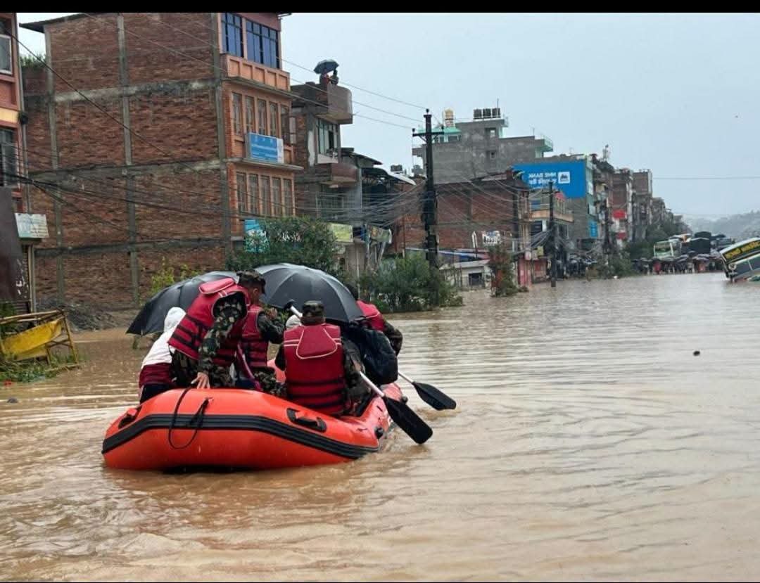 Shankarparmar99's tweet photo. नेपाल में चारों तरफ बस कुदरत का कहर नजर आ रहा है… 

भारी बारिश, उफनती नदियाँ और बाढ़ ने जनजीवन को बुरी तरह प्रभावित किया है। इस भयावह आपदा में प्रभावित हर परिवार के लिए दिल से प्रार्थना है। 🙏

ईश्वर सभी लोगों की रक्षा करें और नेपाल को इस संकट से जल्द उबारें। 🇳🇵🙏🇮🇳

 #PrayForNepal #NepalDisaster  #NepalTragedy