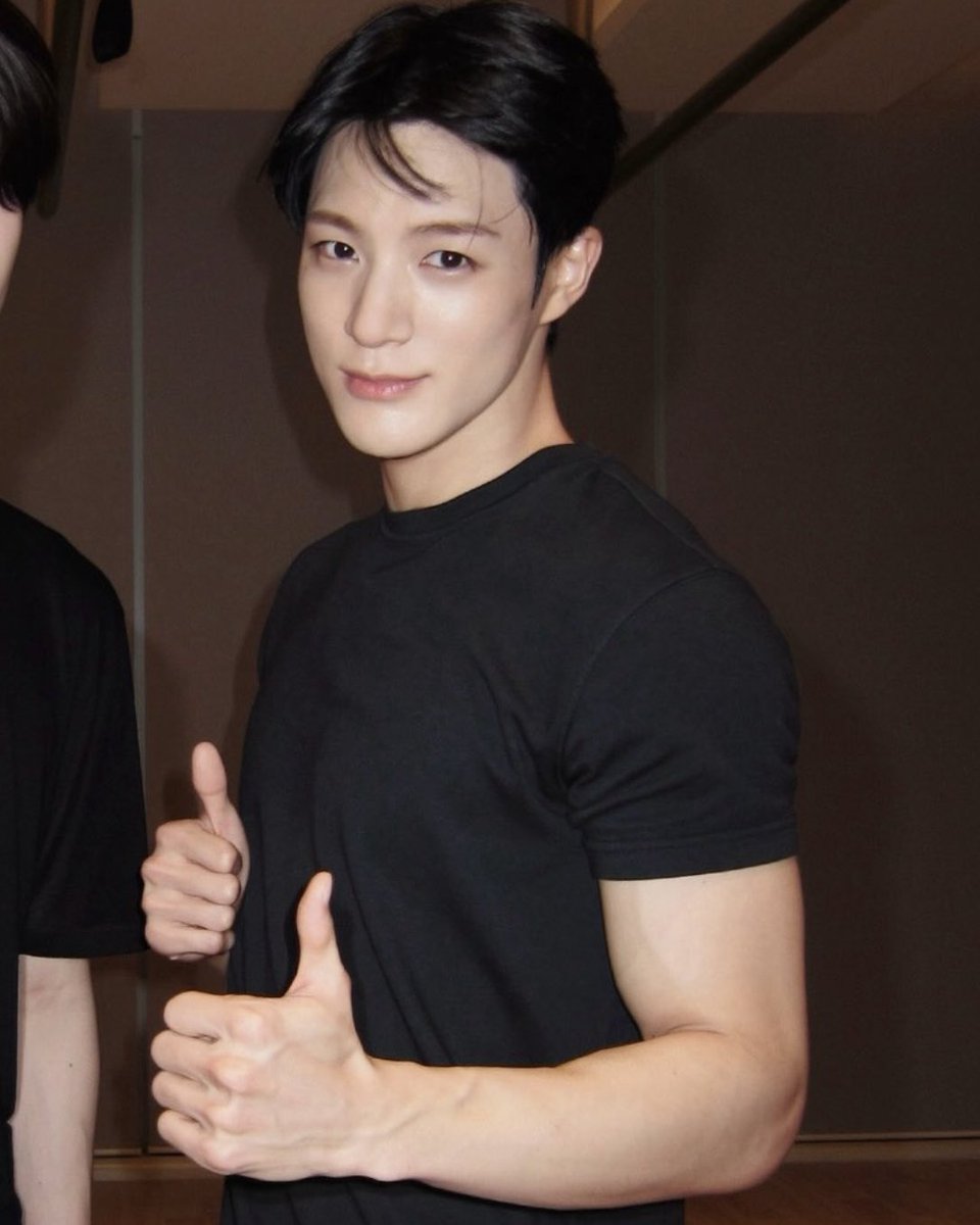 axexcc's tweet photo. ㅋㅋ 검은 반팔티 두께 차이봐 // https://t.co/SAkoWhVFGj