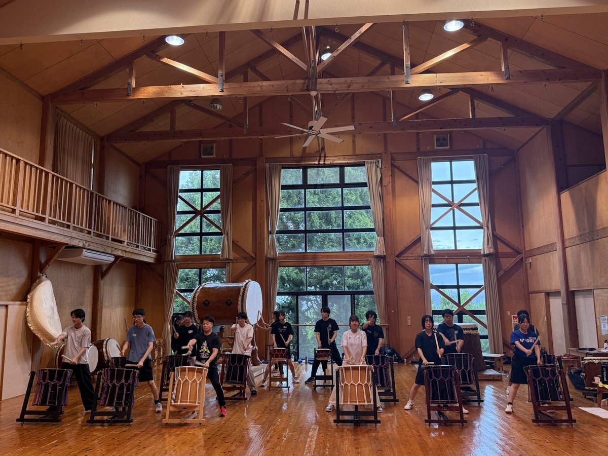 koou_7106's tweet photo. 【合宿1日目終了！】

今年も佐渡ヶ島での合宿が始まりました！
本日は小木まつりについてのお話を伺い、太鼓の稽古では脱力や担ぎの基本、音の強弱や響かせ方についてご指導いただきました！

明日は担ぎや小木まつりに向けた横打ちの練習を行います🔥
今日学んだことを活かせるよう頑張ります！ https://t.co/PPaOszjWYN