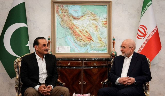 TheVicharNeethi's tweet photo. 🚨🇺🇸🇵🇰 Did the US take the wrong step? Pakistan says it will maintain its trade with Iran despite Washington's sanctions,while also pushing for dialogue and de-escalation.

Sanctions may pressure Iran—but they can also push neighbours closer together.

#USA #Pakistan #Iran #Trade https://t.co/a1OSOylQBj