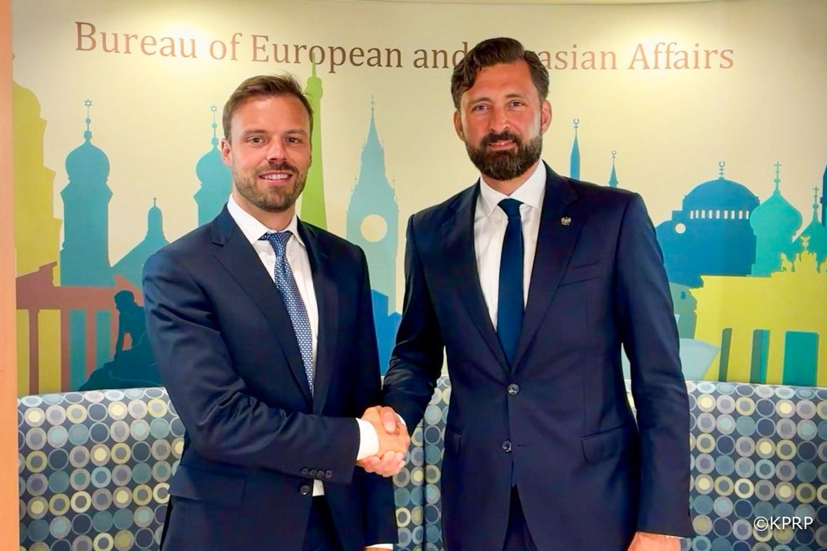 prezydentpl's tweet photo. Doradca Prezydenta RP ds. USA Nikodem Rachoń spotkał się w Departamencie Stanu z Brendanem Hanrahanem, zastępcą sekretarza stanu kierującym Biurem Spraw Europejskich i Eurazjatyckich, oraz Samuelem D. Samsonem, zastępcą asystenta sekretarza stanu w Biurze Demokracji, Praw Człowieka i Pracy.

Rozmowy dotyczyły bieżących zagadnień w relacjach 🇵🇱🇺🇸, współpracy w obszarze bezpieczeństwa i gospodarki, kwestii związanych z nielegalną imigracją, a także przygotowań do nadchodzącej sesji Zgromadzenia Ogólnego ONZ oraz szczytu G20.