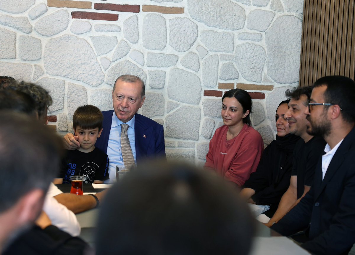 mahajansi's tweet photo. Başkan Erdoğan, İstanbul Çengelköy'de esnaf ziyareti yaparak vatandaşlarla sohbet etti. https://t.co/EsYVoMO6rv
