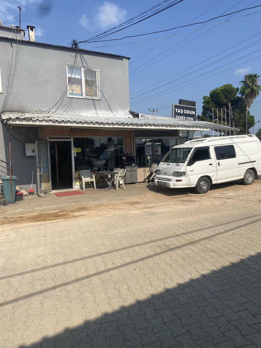 SmokeWeed_TR's tweet photo. Yaklaşık 1 ay önce kazılan ve bu halde bırakılan iş yerimizin önünün asfalt yapılması için defalarca asat 185’i arayıp ihbar etmemize rağmen hâla bir çözüme kavuşturmadık. Sabahları cıvıl cıvıl olan kahvaltı müşterilerimiz tozdan dolayı başka fırınları tercih ediyor. @asatantalyabb @ANTALYABB @AntalyaHakkinda #antalya #serik #belek #kadriye