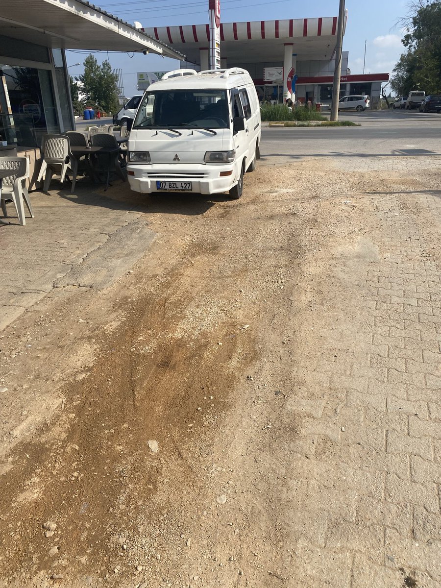 SmokeWeed_TR's tweet photo. Yaklaşık 1 ay önce kazılan ve bu halde bırakılan iş yerimizin önünün asfalt yapılması için defalarca asat 185’i arayıp ihbar etmemize rağmen hâla bir çözüme kavuşturmadık. Sabahları cıvıl cıvıl olan kahvaltı müşterilerimiz tozdan dolayı başka fırınları tercih ediyor. @asatantalyabb @ANTALYABB @AntalyaHakkinda #antalya #serik #belek #kadriye