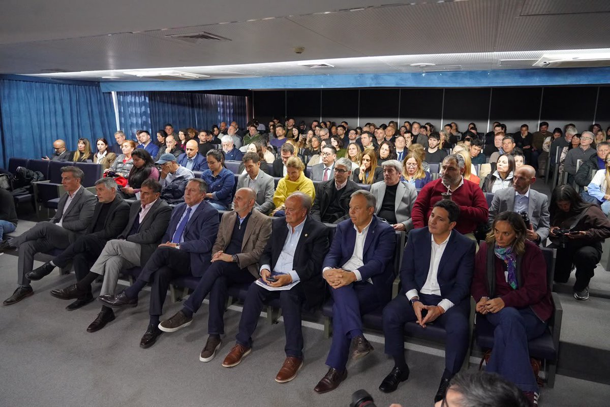 SofiaVannelli's tweet photo. CHARLA-DEBATE “FAMILIAS SOBREENDEUDADAS” 🗣️

En @HCDiputadosBA participé del conversatorio “Familias sobreendeudadas” junto a @dmvasco @MichelGuilleOK y @francaporiccio donde analizamos una realidad que golpea a millones de argentinos.

Hoy las familias no se endeudan para crecer o apostar a un proyecto, lo hacen para sobrevivir. No estamos hablando de una decisión individual, sino de la consecuencia directa de un modelo económico que asfixia y empuja al endeudamiento cotidiano. Cuando pagar los servicios, comprar alimentos o cubrir los gastos básicos se vuelve una odisea, el Estado no puede mirar para otro lado.

Por eso es urgente poner este tema sobre la mesa y construir soluciones reales. Necesitamos herramientas concretas y tasas razonables para refinanciar las deudas. Desde nuestro lugar, vamos a seguir impulsando un proyecto de Ley que cuide, defienda y devuelva la tranquilidad a cada argentino y argentina que hoy está haciendo malabares para salir adelante.