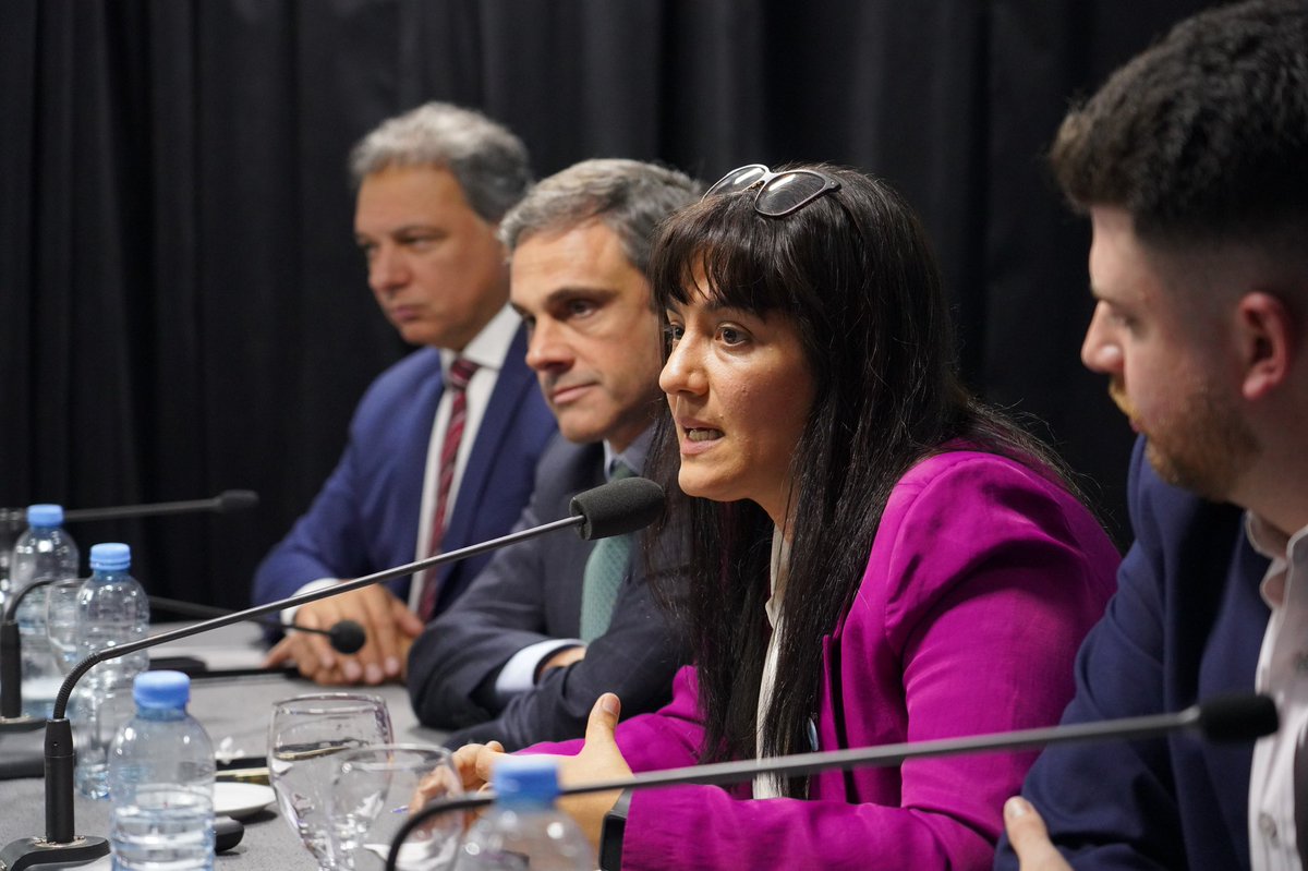 SofiaVannelli's tweet photo. CHARLA-DEBATE “FAMILIAS SOBREENDEUDADAS” 🗣️

En @HCDiputadosBA participé del conversatorio “Familias sobreendeudadas” junto a @dmvasco @MichelGuilleOK y @francaporiccio donde analizamos una realidad que golpea a millones de argentinos.

Hoy las familias no se endeudan para crecer o apostar a un proyecto, lo hacen para sobrevivir. No estamos hablando de una decisión individual, sino de la consecuencia directa de un modelo económico que asfixia y empuja al endeudamiento cotidiano. Cuando pagar los servicios, comprar alimentos o cubrir los gastos básicos se vuelve una odisea, el Estado no puede mirar para otro lado.

Por eso es urgente poner este tema sobre la mesa y construir soluciones reales. Necesitamos herramientas concretas y tasas razonables para refinanciar las deudas. Desde nuestro lugar, vamos a seguir impulsando un proyecto de Ley que cuide, defienda y devuelva la tranquilidad a cada argentino y argentina que hoy está haciendo malabares para salir adelante.