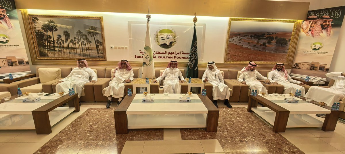 alsultanaward's tweet photo. استقبل الاستاذ سلطان السلطان 
رئيس مركز ابراهيم السلطان الثقافي
  الدكتور فهد العليان، النائب الأول للرئيس التنفيذي ورئيس مجموعة الاستدامة والمسؤولية الاجتماعية ببنك الجزيرة وذلك على هامش تدشين جمعية الوفاء للرعاية الصحية سيارة نقل الاجهزة الطبية.
#تمير https://t.co/L6POM0qqYc