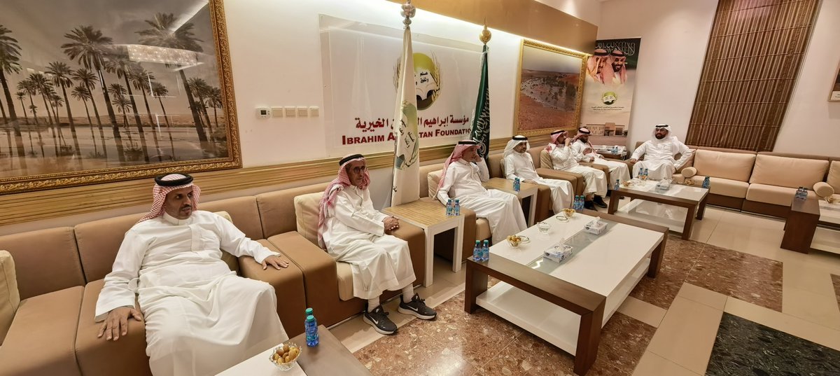 alsultanaward's tweet photo. استقبل الاستاذ سلطان السلطان 
رئيس مركز ابراهيم السلطان الثقافي
  الدكتور فهد العليان، النائب الأول للرئيس التنفيذي ورئيس مجموعة الاستدامة والمسؤولية الاجتماعية ببنك الجزيرة وذلك على هامش تدشين جمعية الوفاء للرعاية الصحية سيارة نقل الاجهزة الطبية.
#تمير https://t.co/L6POM0qqYc