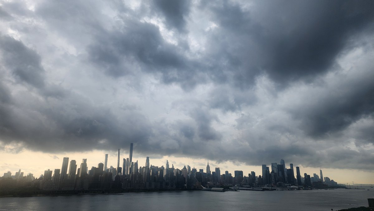 wtz's tweet photo. Clouds loom over the Manhattan skyline as a powerful cold front approaches the Tri-State Area with potential for severe thunderstorms, flash flooding across #NYC and #NJ

#newyork  #Manhattan  #severweather  
@EmpireStateBldg 
#clouds #stormwatch #storm 
@weatherchannel 
@News12 https://t.co/rvcizc6WXl