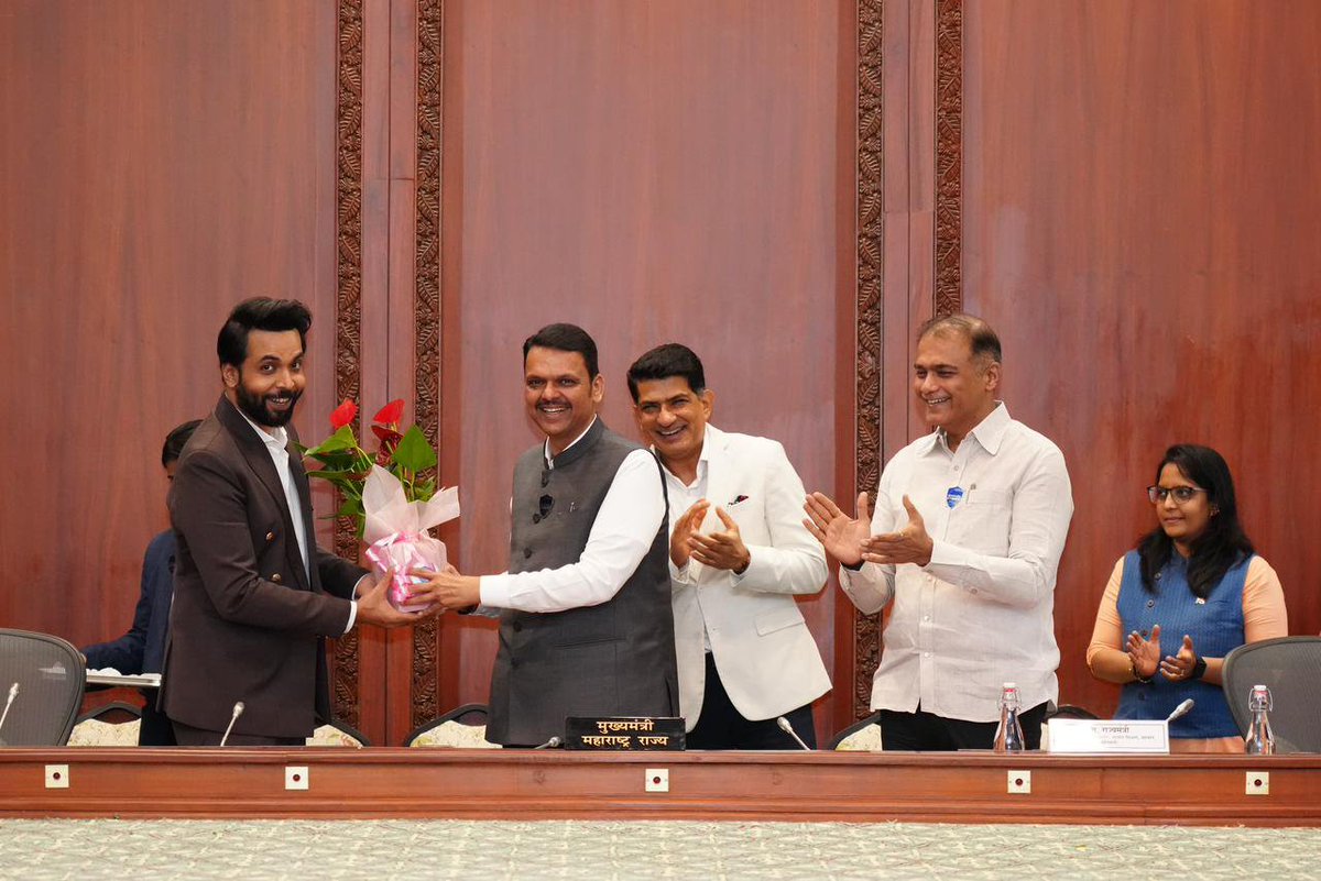Dbumofficial's tweet photo. A proud moment for #AbhishekBanerjee as he gets felicitated by Maharashtra CM #DevendraFadnavis for lending his voice to #MahaCyber’s mission of spreading awareness about online crimes and cyber safety. ✨
@nowitsabhi #devbhumimagazine https://t.co/q8WSvNz63e