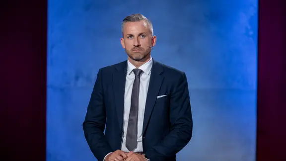 politfacts_ger's tweet photo. KOMMENTAR | #Siegmund am Limit

Die MDR-Sendung „Fakt ist!“ vom 26. August offenbarte deutliche Unterschiede – bei Faktenkenntnis, Professionalität, Selbstkontrolle und der Fähigkeit, aus Problemen konkrete Politik abzuleiten.

Armin Willingmann (SPD) argumentierte fachlich am stärksten. Seine Angaben zu Asylzugängen, Beschäftigung und Gasimporten waren weitgehend belastbar; Zusammenhänge erklärte er ruhig und differenziert.

Susan Sziborra-Seidlitz (Grüne) trat sachkundig und schlagfertig auf. Ihr Urteil über Ulrich Siegmund traf einen Kern des Abends: Er beschreibe Probleme, liefere aber keine Lösungen.

Lydia Hüskens (FDP) präsentierte sich nüchtern und strukturiert, blieb damit allerdings weniger prägend. Eva von Angern (Linke) kommunizierte ruhig und klar; bei Inklusion und Förderschulabschlüssen war sie fachlich sicher, bei Finanzierung und Umsetzung weniger konkret.

Sven Schulze (CDU) punktete bei Kriminalität, Demografie und Bundesrat mit belastbaren Zahlen. Im Duell ließ er sich zeitweise auf Siegmunds Konfrontationskurs ein und beantwortete manche Frage nur indirekt. Dennoch wirkte er besonnener, realistischer und politisch wesentlich erfahrener als sein Herausforderer.

Thomas Schulze (BSW) reihte sich am unteren Ende des Feldes ein. Er verwies selbst darauf, kein Politikprofi zu sein – und bestätigte diesen Eindruck. Reale Sorgen der Industrie verband er mit pauschalen, teils unbelegten Schlussfolgerungen. Bei Zuständigkeiten, Finanzierung und wirtschaftlichen Wirkungsketten fehlte Substanz.

Am deutlichsten offenbarte Ulrich Siegmund (AfD) seine Grenzen. Unter allen Kandidaten wirkte er wie der politische Amateur des Abends. Dabei zeigte sich ein wiederkehrendes Muster: Solange es um Unzufriedenheit, Empörung und allgemein formulierte Missstände geht, tritt Siegmund selbstbewusst auf. Sobald Nachfragen konkrete Maßnahmen, Beträge, Zuständigkeiten oder Personal betreffen, weicht er aus – mit Systemkritik, Gegenangriffen oder nicht bezifferten Einsparversprechen.

Souverän war das nicht. Siegmund unterbrach, reagierte mehrfach ungehalten und ließ seine Gereiztheit zeitweise auch in der Mimik erkennen. Sein eingeübtes Arsenal aus Zuspitzung, Provokation und rhetorischer Umkehr mag auf Wahlveranstaltungen den Eindruck von Entschlossenheit erzeugen. In einer Debatte mit Nachfragen griff es nicht. Die Manöver waren zu durchschaubar, die Antworten zu substanzarm.

Mehrere seiner überprüfbaren Aussagen waren falsch, irreführend oder unbelegt – etwa zur eigenen Inklusionspolitik, zu Energiepreisen, zur Rückkehr ausgewanderter Deutscher und zur Gegenfinanzierung. Für das AfD-Regierungsprogramm hat das IWH eine jährliche Mindestlücke von 2,2 Milliarden Euro berechnet. Siegmunds Verweise auf Migration, NGOs und Verwaltung schlossen sie nicht annähernd.

Fazit: Der Wahlkampf um die Staatskanzlei läuft vor allem auf Siegmund und den amtierenden Ministerpräsidenten Sven Schulze hinaus. Nach diesem Abend liegt Schulze vorn – nicht glänzend, aber erkennbar. Er verfügt über mehr Erfahrung, kennt staatliche Abläufe und argumentiert realistischer. Für sein CDU-Programm liegt keine mit der IWH-Analyse vergleichbare Milliardenlücke vor; eine vollständige unabhängige Kostenprüfung aller Programme existiert allerdings nicht.

Viele Menschen in Sachsen-Anhalt mögen nachvollziehbare Gründe haben, aus Enttäuschung über die bisherige Politik AfD wählen zu wollen. Doch Protest ersetzt keine Regierungsfähigkeit. Wer Siegmund zum Ministerpräsidenten machen will, sollte nicht nur auf seine Rhetorik hören, sondern darauf, was nach konkreten Nachfragen übrig bleibt: zu wenige belastbare Antworten, ungeklärte Finanzierung und mangelnde politische Souveränität. Seine Wahl könnte sich für Sachsen-Anhalt als fatale Entscheidung erweisen.

Der vollständige Faktencheck:
https://t.co/KpMbz5RGMx

#SachsenAnhalt #Landtagswahl #MDR #Faktencheck