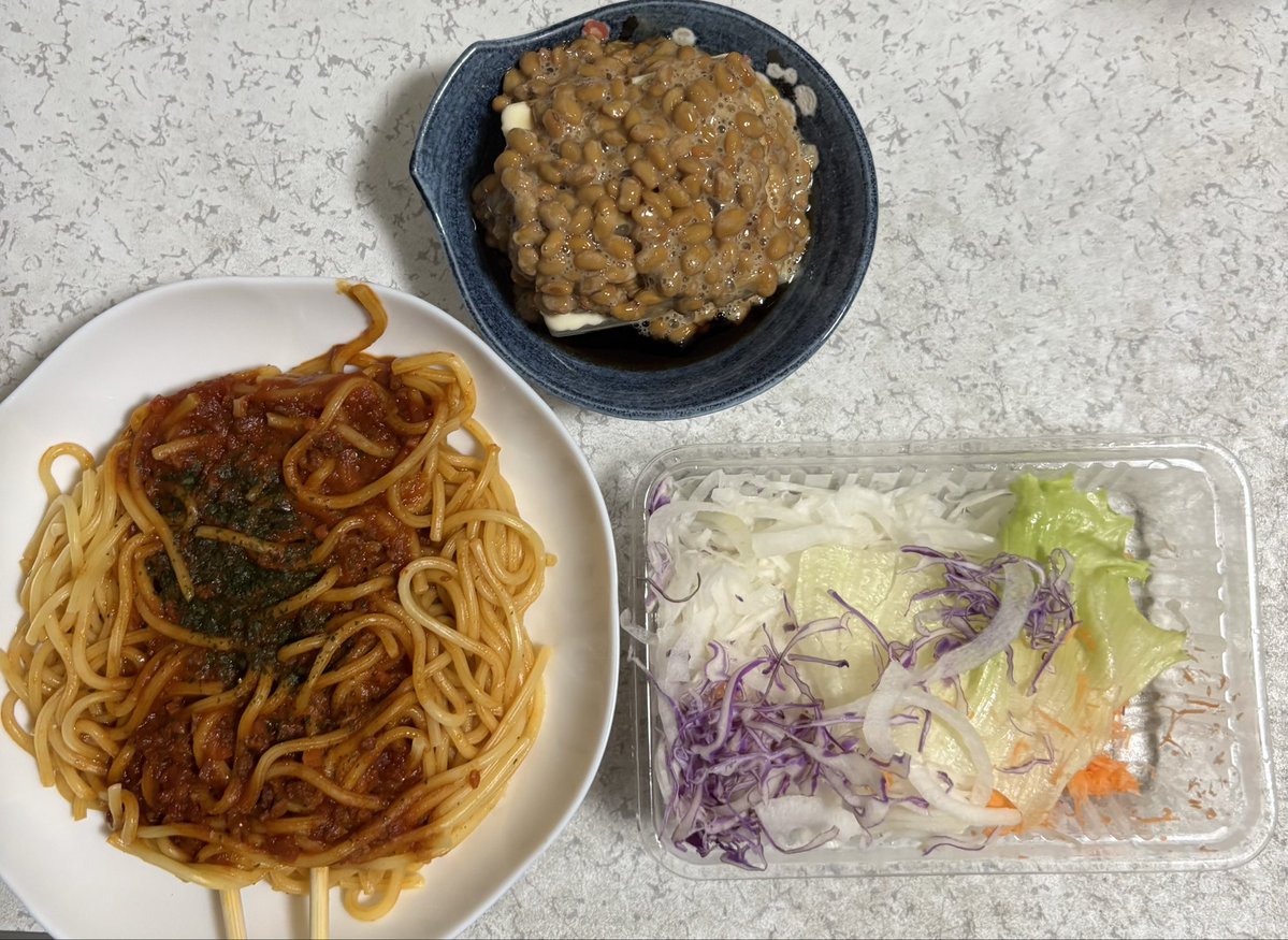 n_os3's tweet photo. 晩メッシ🍝
お惣菜すらなかったので冷食の大盛りパスタで！
あとは適当にw https://t.co/V7HJaIL7CA