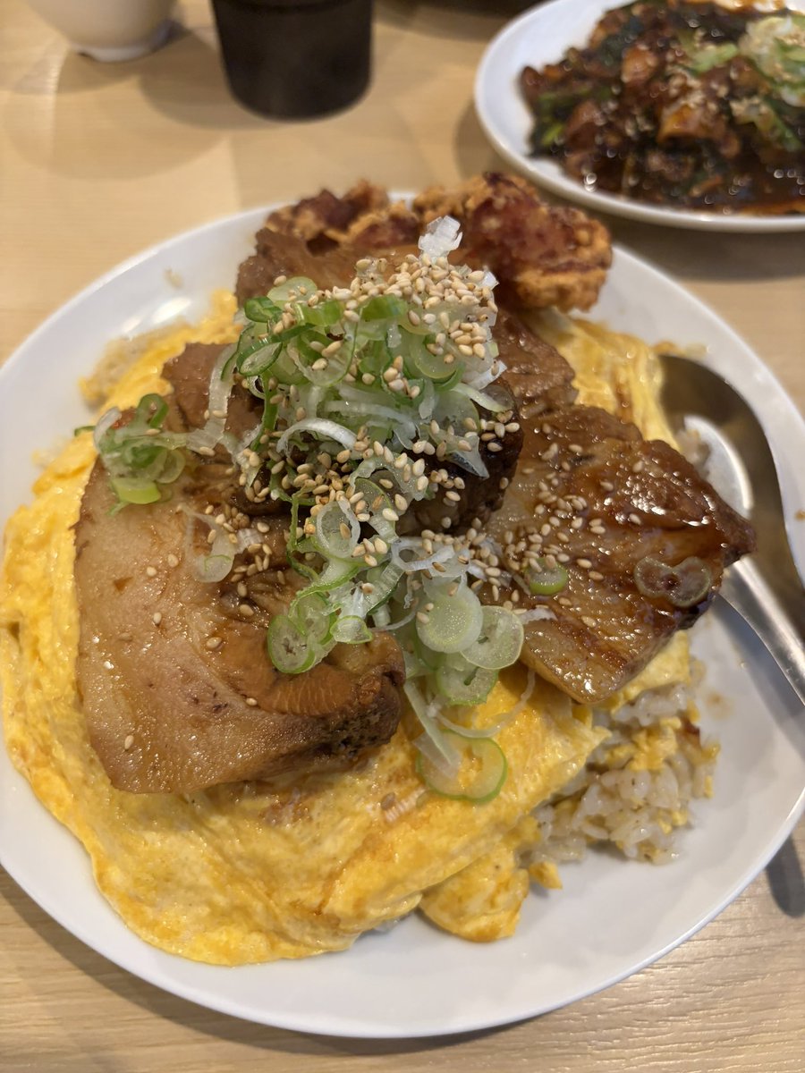 yoshipico_'s tweet photo. なんか有名になってきた店行ってきたんでん

店主目的で行ったけど
混雑しすぎてツーショット撮れなかったのが悔い

チャーハン専門店でガチで腹一杯なった https://t.co/jTMGafKUk4