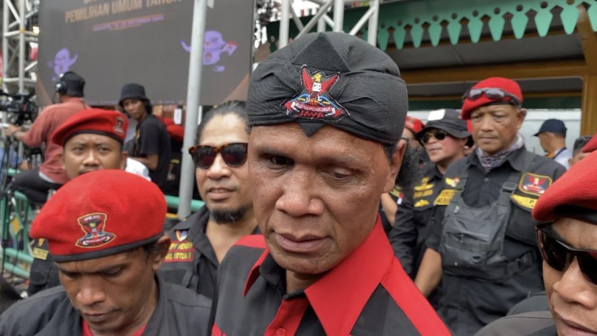 MartoArt's tweet photo. Hari ini, centeng2 Prabowo ini melwpas seragam GRIB, tampaknya cukup pake ikat kepala putih berbekal tongkat bambu.

Waspada kawan, #RakyatJagaRakyat https://t.co/UKExjcILY3