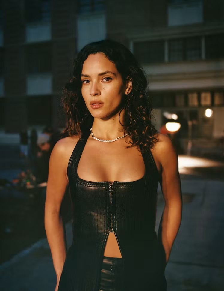 Dc_da_depressao's tweet photo. Adria Arjona conta que NÃO pode revelar quem está interpretando em Homem do Amanhã:

"Estou com músculos que nunca tive a minha vida inteira" https://t.co/jzTn0it3nd