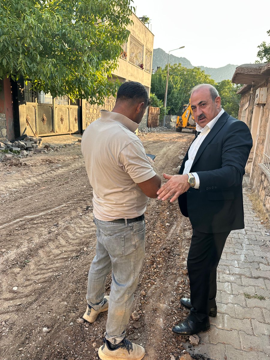 EruhBeltr's tweet photo. Eruh’ta Doğalgaz Altyapı Çalışmaları Aralıksız Devam Ediyor 🚜🔥

Belediye Başkanımız Sayın @cevher_ciftci , ilçemizde yapımı devam eden doğalgaz altyapı çalışmalarını yerinde inceleyerek yetkililerden sürecin son durumu hakkında detaylı bilgi aldı.

İlçemizi doğalgaz konforuyla buluşturmak adına yürütülen çalışmaları yakından takip ettiklerini belirten Başkan Çiftçi, Eruh’un geleceği için yatırımlara hız kesmeden devam edeceklerini ifade etti.