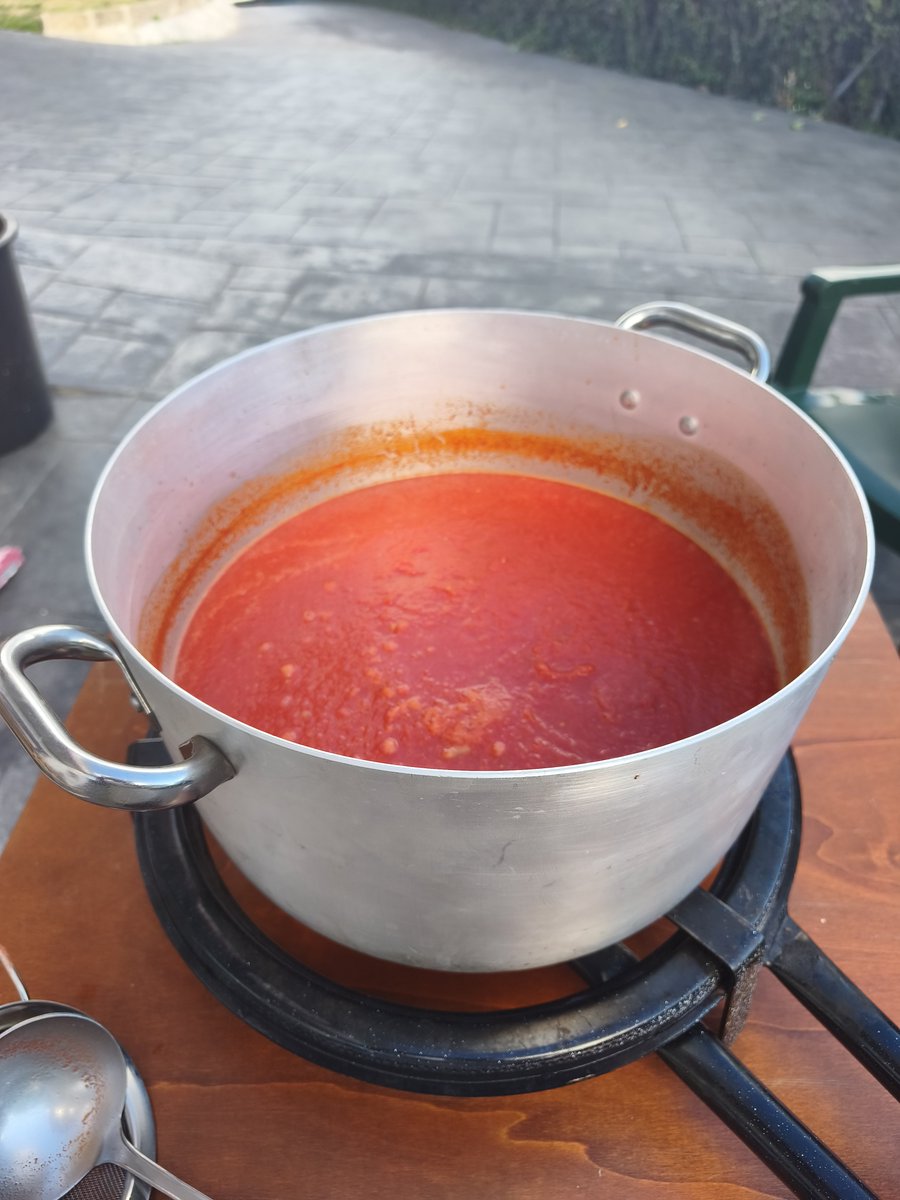 Axier_txu's tweet photo. Primera tanda de salsa de tomate casera!

Viendo el trabajo que lleva, hasta comprendo el precio de los tarros de tomate ecológico en los supermercados....

En fin, el que algo quiere, algo le cuesta...

Próxima parada, asar pimientos! https://t.co/t4Gk28Qw9T