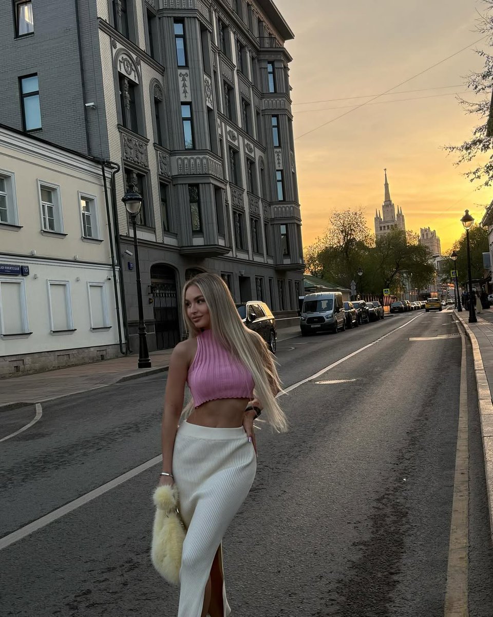 TiffanyMiller_6's tweet photo. Dusk bathes the city in a gentle golden glow, and I happen to step right into this moment. ✨ https://t.co/wfgzDHTJnT