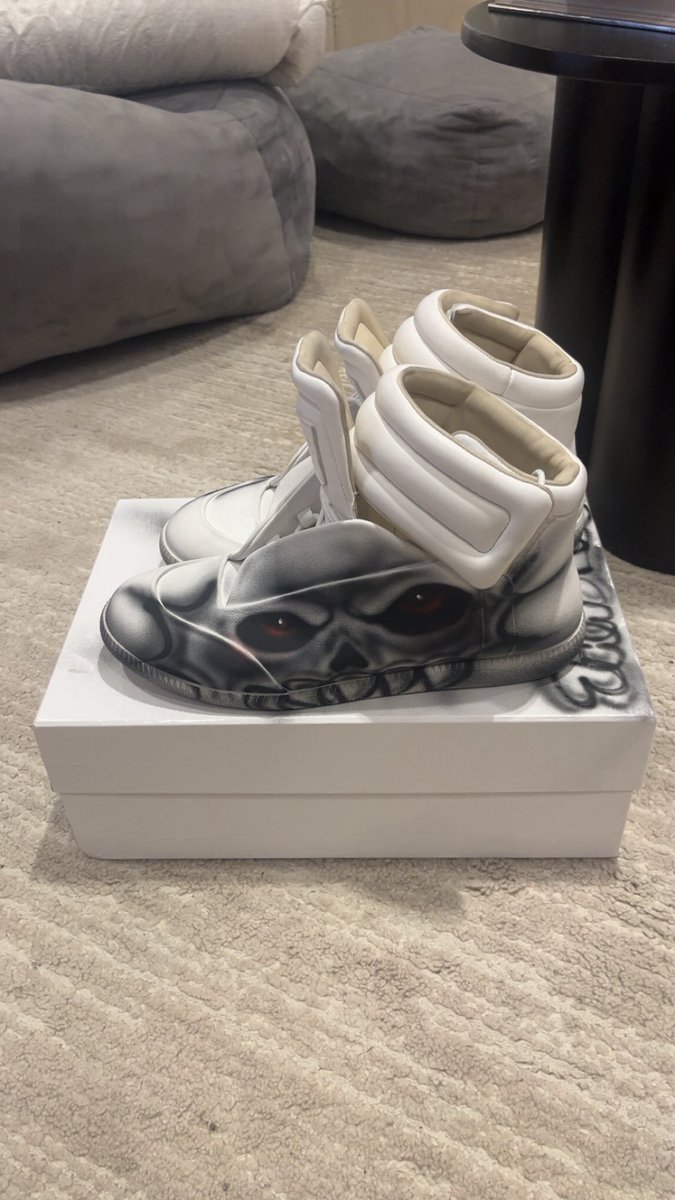 THATBOYPNG's tweet photo. One of Nun
#airbrush https://t.co/J0zXNZOv77