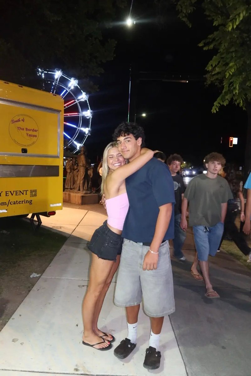 noshoesqueen's tweet photo. one week together, a million more to go 💘 https://t.co/ql4wsIawVd