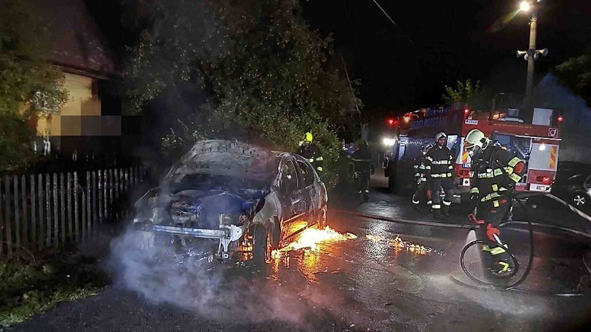 CzHasici's tweet photo. Auto zachvátil v noci požár. Hasiči dostali plameny pod kontrolu během pěti minut https://t.co/yz698v6UiN
🔥 Osobní automobil byl celý v plamenech. Hasiči zasáhli vodou i pěnidlem 🚒 #HasiciCZ #HZS #pozar #Liberecko https://t.co/J4pvuukLrF