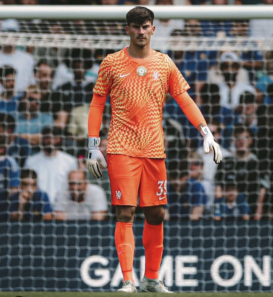 TheBlueDodger's tweet photo. 🚨🧤 Xabi Alonso on Mike Penders:

"We want that he enjoys [himself], that he has composure and maturity, that he gets used to playing in a new stadium with new team-mates."

"So far, he is very mature for his age – it was great that he played very competitive football last year in Strasbourg. Now this is the next step, and we need to help him."

(@ChelseaFC) #CFC