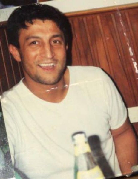 dailygurbetist's tweet photo. 27 Haziran 2001 tarihinde Almanya'nın Hamburg-Bahrenfeld kentinde 31 yaşındaki Süleyman Taşköprü, babasının manavında iki ayrı silahla üç kurşunla öldürüldü. 

Afyonkarahisarlıydı. Üç yaşında bir kızı vardı.

1970 doğumlu. 11 yaşında Hamburg’a gelmiş bir gurbetçi çocuğu. 

Altona’da büyüdü, okudu, ailenin dükkânında çalıştı. 28’inde baba oldu. Futbol, karate, hızlı araba hayali. Sıradan bir hayat.

Babası dükkândan çıkan iki “Alman görünümlü” adamı gördü, polise söyledi. Polis dinlemedi. 

Onun yerine Aileyi soruşturdular: çete, genelevler bölgesi, intikam. 

On yıl “döner cinayeti” dediler. 

NSU olduğu 2011’de ortaya çıktı. Neden özellikle o, h��lâ net değil.

Aile yıllarca lekelendi. 

2018’de Hamburg özür diledi. 

2013’te bir sokağa Taşköprüstraße adı kondu. 

Almanya’da bir NSU kurbanına sokak verilen ilk yer. 

Meclis soruşturması yok; bilimsel inceleme ile geçiştirildi.

Gurbette manav işleten, kızı olan bir Türk, Türkleri sevmeyenler tarafından öldürüldü. 

Devlet önce aileyi suçladı.

Unutmadık. Unutmayacağız.