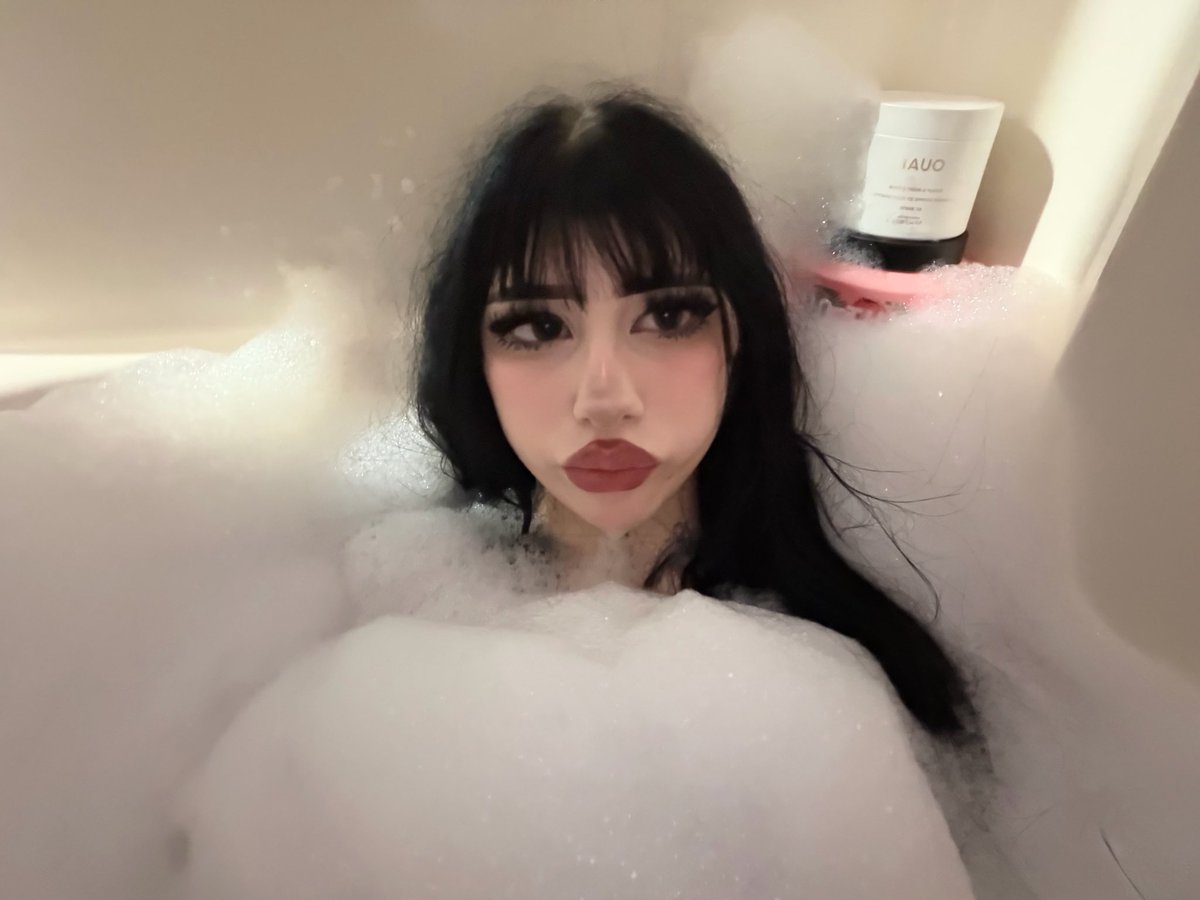 daisywroteit's tweet photo. soaking wet is my favorite https://t.co/lBL0QhRyPQ