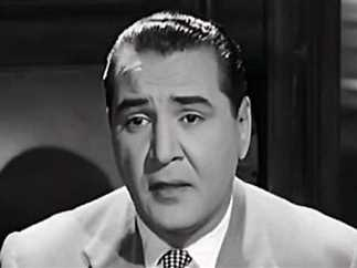 ALfalehaaa's tweet photo. حسين صدقي - رحمه الله -(ت 1396هـ 1976م)، ممثل ومخرج ومؤلف مصري، ولد لأسرة متديّنة من أب مصري وأم تركية.
كان "نجم" الشاشة المصرية في الخمسينيات الميلادية، وعُرِفَ بأفلامه المحترمة، ولم يكن يأخذ أدوارًا فيها ابتذال .. وكان عندما يُنادَى للصلاة يُوقِف التصوير مباشرة، ثم يؤدي الصلاة هو ومَن معه.
 في أواخر الخمسينيات وبداية الستينيات، ازدادت مشاهد الإثارة والانحلال في الأفلام المصرية .. شَعُر حسين صدقي بغُربةٍ قاتلة في هذا الوسط "الفني"؛ مما دعاه إلى الاعتزال التام عن التمثيل في عام 1961م، وإغلاق شركته الإعلامية لإنتاج الأفلام، وتوجّه إلى الأعمال الخيرية ومنها بناء المساجد .. وابتعد عن الإعلام وفضّل البُعد عن الأضواء، وقضى وقته مع الفقراء ورعاية الأيتام.
في آخر حياته أُصيب بالمرض الذي أنهكه، فجمَع زوجته وأبناءه عنده في المستشفى، وكان قد طلَب منهم جَمْع كل نُسَخ (النيقتف) لأفلامه التي مثّل فيها أو أنتجها، وقال لهم بصوت ضعيف يتهدّج:(احرقوا كل الأفلام دي يا أولادي، مش عايز حاجة منها تفضل في الدنيا تشيّلْني ذنوب) ثم دمعت عيناه وأوصاهم بتقوى الله والصلاة.
في آخر لحظات حياته قبل خروج روحه، لاحظَ أهلُه نورًا في وجهه، وكان قد نطق الشهادتين قبل أن يُسْلِمَ الروحَ لبارئها. 
- نسأل الله تعالى أن يغفر له ويرحمه ويتجاوز عنه.