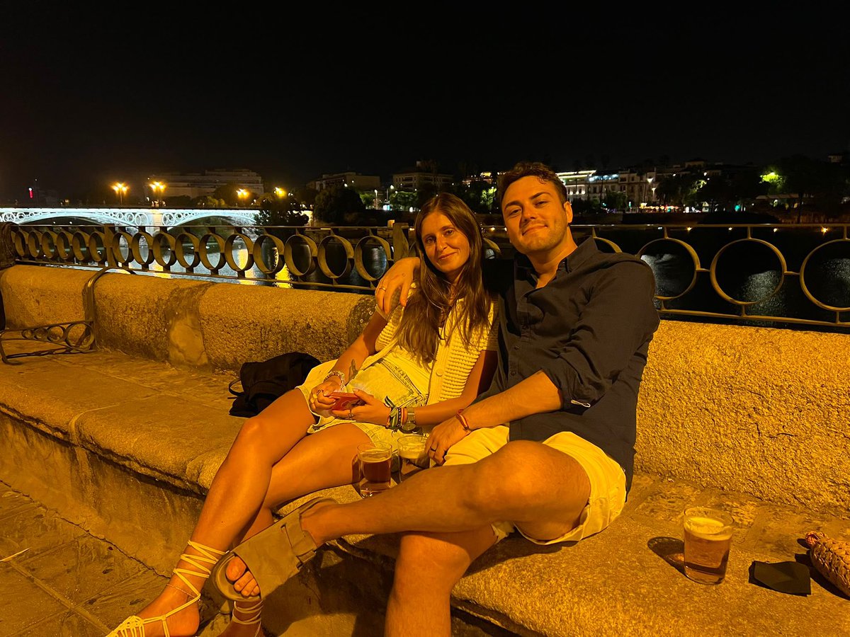 Tequilesss's tweet photo. Fálase galego en Sevilla https://t.co/bU6fKl8q04