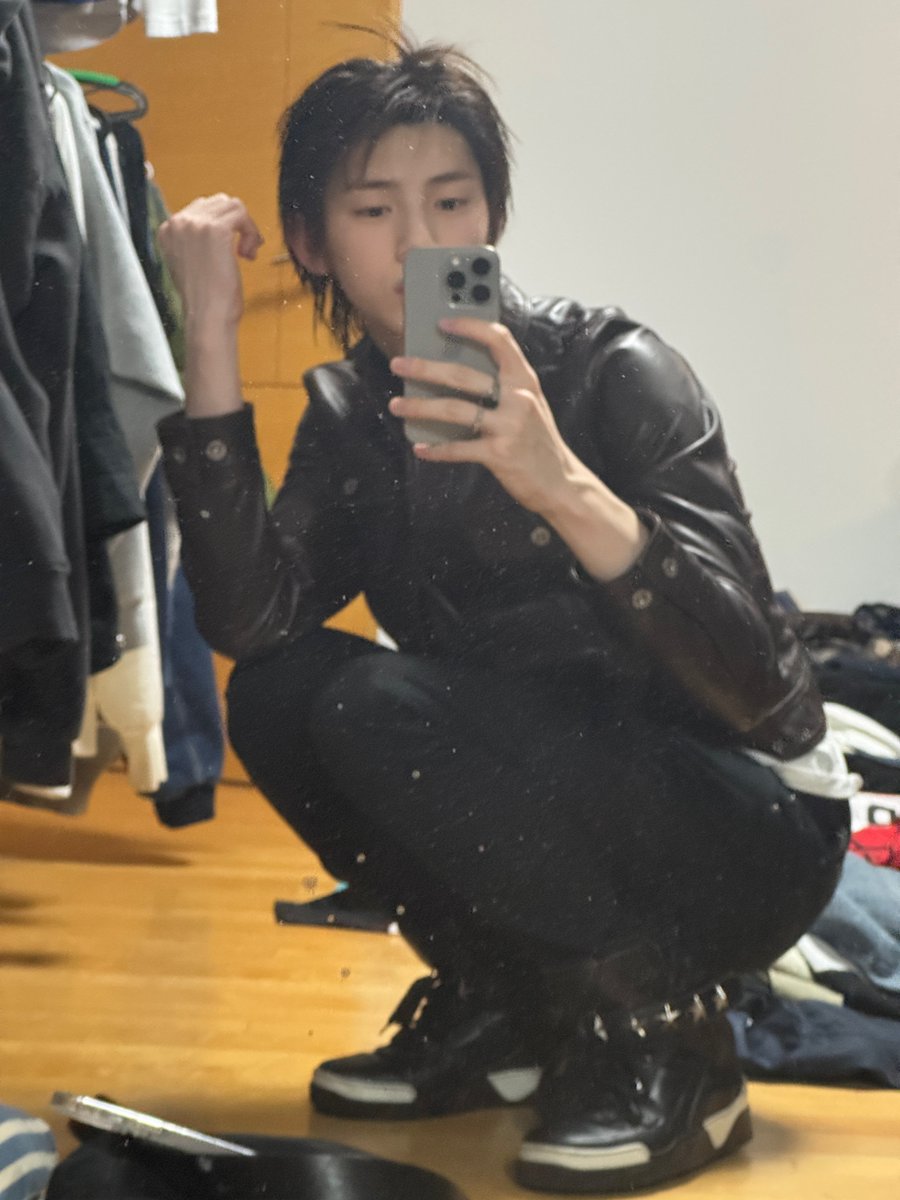 st4rtiss's tweet photo. juhoon in skinny jeans 🚬🚬 https://t.co/6if7gccabO
