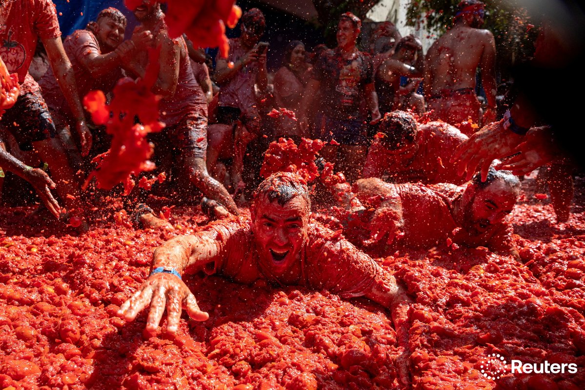 reuterspictures's tweet photo. Revelers bath in tomatoes during the annual 'La Tomatina' food fight festival in Bunol, Spain. More unusual pictures from the past week: https://t.co/ikL5uX8PlH  📷 Thomas Peter https://t.co/iFGY2tykMn