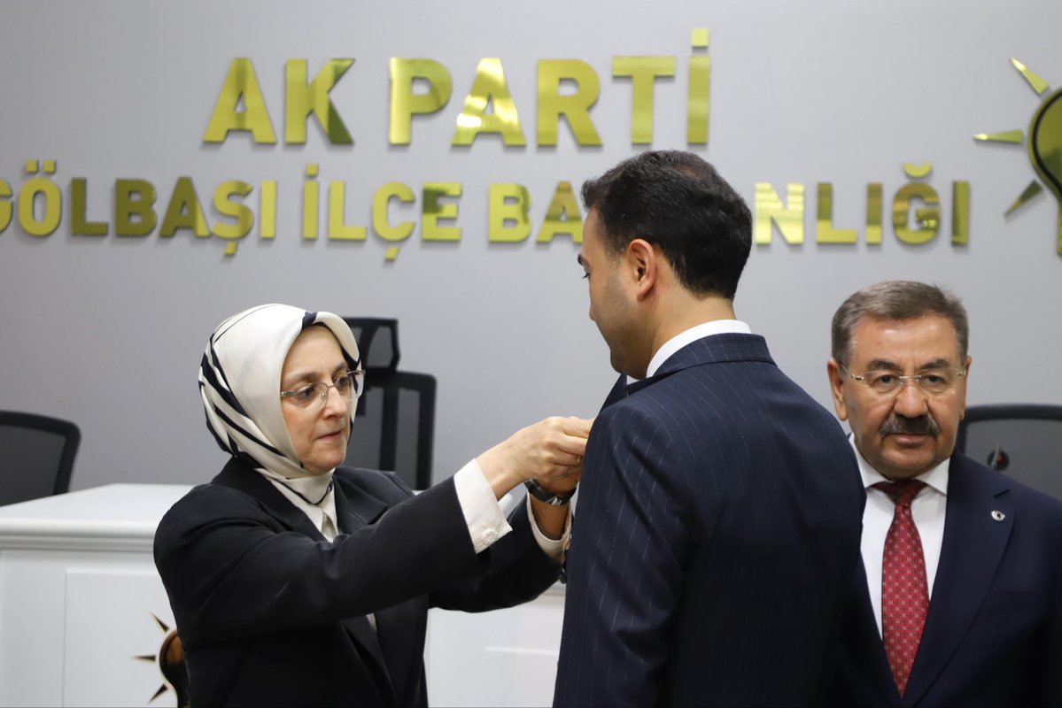Slmakcyln's tweet photo. Ankara Milletvekilimiz Sayın Lütfiye Selva Çam ve Gölbaşı Belediye Başkanımız Sayın Yakup Odabaşı ile birlikte, AK Parti ailemize katılan Belediye Meclis Üyelerimiz;

Aydın Gülhan, Bülent Yılmaz, Mehmet Kanık, Hacı Kadir Yıldırım, Ali Özçelik ve Hamza Duran’ın rozetlerini takdim ettik.

Kıymetli meclis üyelerimize ailemize hoş geldiniz diyor, bu güçlü birlikteliğin partimiz ve Gölbaşı’mız için hayırlı olmasını diliyorum.

Cumhurbaşkanımız ve Genel Başkanımız Sayın Recep Tayyip Erdoğan’ın liderliğinde; Gölbaşı’mız için omuz omuza çalışmaya, milletimize hizmet etmeye ve Türkiye Yüzyılı hedeflerimize hep birlikte yürümeye devam edeceğiz.

@selvacam 
@Yakup_ODABASI