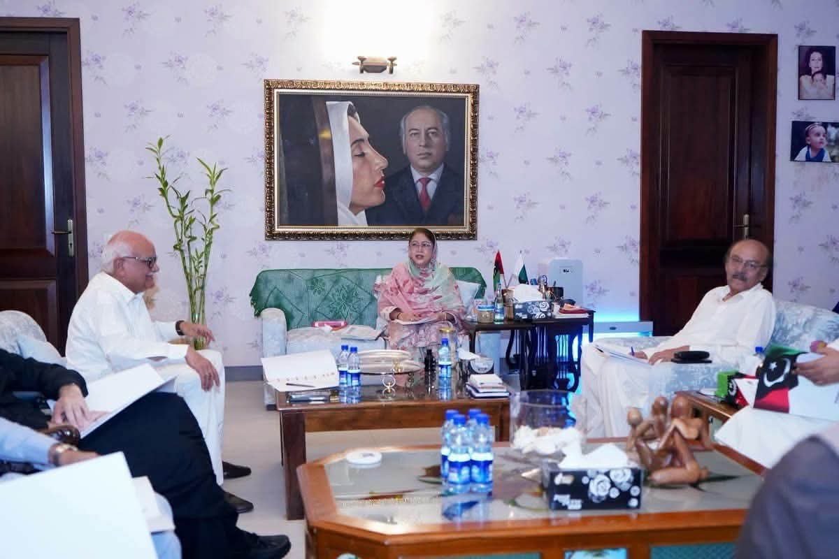 munwerPYO's tweet photo. زرداری ہاؤس کراچی میں محترمہ فریال تالپور صاحبہ نے PSF سندھ کے صدر کے امیدواروں کے انٹرویوز لیے۔ پینل میں نثار احمد کھوڑو، وقار مہدی، ضیاء الحسن لنجار، سہیل سیال، نعمان شیخ، عاجز دھامراہ، میر سہراب مری، جاوید نایاب لغاری، منصور شاہانی سمیت دیگر رہنما موجود تھے۔

#PPP #PSFSindh https://t.co/9kaLblqKLu