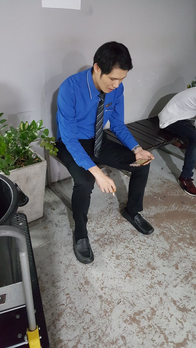 7Manachai's tweet photo. แอบถ่ายรูปผู้ชายหนุ่มออฟฟิศนั่งดูดบุหรี่แล้วขากเสลดถุยน้ําลาย กูเห็นแล้วเงี่ยนฉิบหายอยากดมกลิ่นเสลดของมันว่ะ อยากจับแม่งดูดควยให้นํ้าแตก อยากสูดดมกลิ่นควยที่เป้ากางเกงแม่ง เงี่ยนสัสๆ #manspitting #spit #loogie #hocking #loogies #phlegm https://t.co/VHX73vttRA