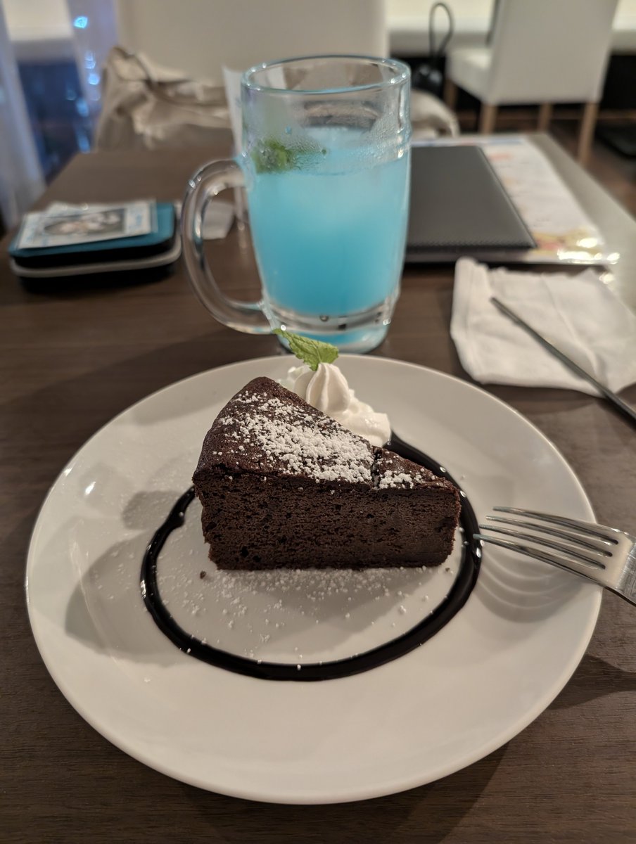 drf924's tweet photo. 池袋ハニハニでらむねさんのバースデー☺️早番メイドさんだから、ラストまでいるの見慣れない👀水色バースデー衣装も素敵です✨
らむねさんお誕生日おめでとうございます🎉🎂
#池袋
#メイドカフェ
#ハニーハニー
#honeyhoney
#バースデーイベント
#BDEV https://t.co/39DUy8LgUX