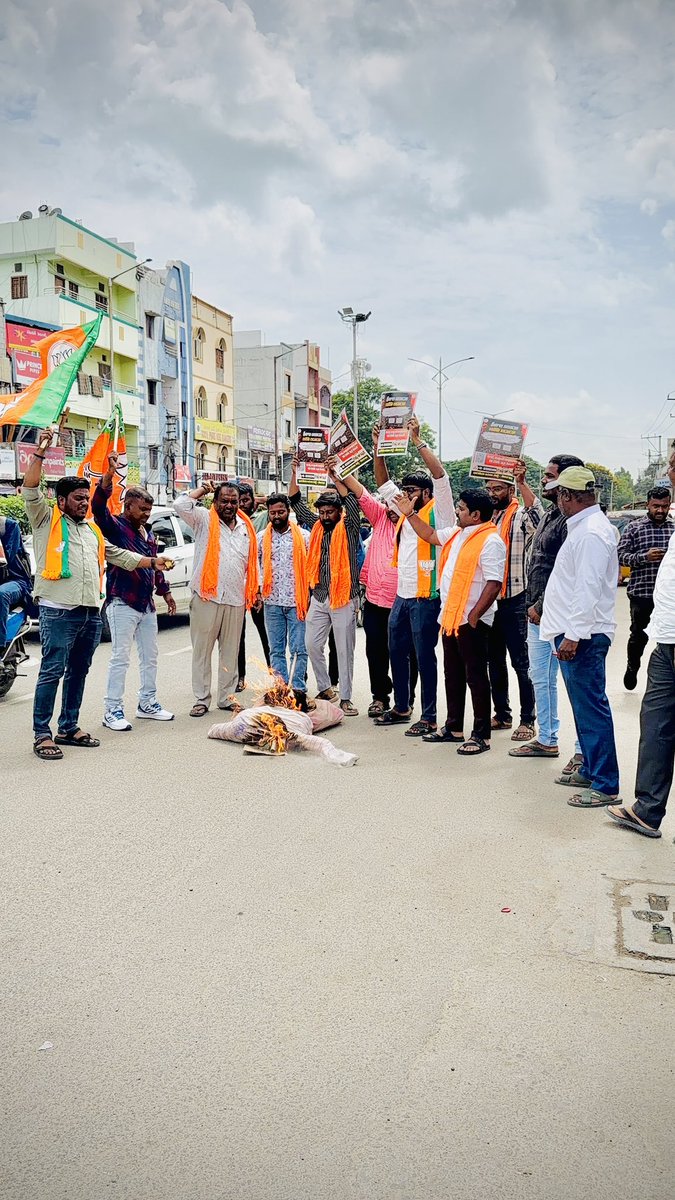 jonnadaReddyBjp's tweet photo. పెండింగ్‌లో ఉన్న **ఫీజు రీయింబర్స్‌మెంట్ &amp; స్కాలర్‌షిప్‌లను వెంటనే విడుదల చేయాలని** డిమాండ్ చేస్తూ, లంగర్‌హౌస్ డివిజన్‌లో **తెలంగాణ ముఖ్యమంత్రి రేవంత్ రెడ్డి దిష్టిబొమ్మ దగ్ధం కార్యక్రమం**ను **బీజేవైఎం లంగర్‌హౌస్ &amp; గోల్కొండ డివిజన్ ఆధ్వర్యంలో** నిర్వహించడం జరిగింది. 🔥✊ #bjym https://t.co/xLPv9EWNkG