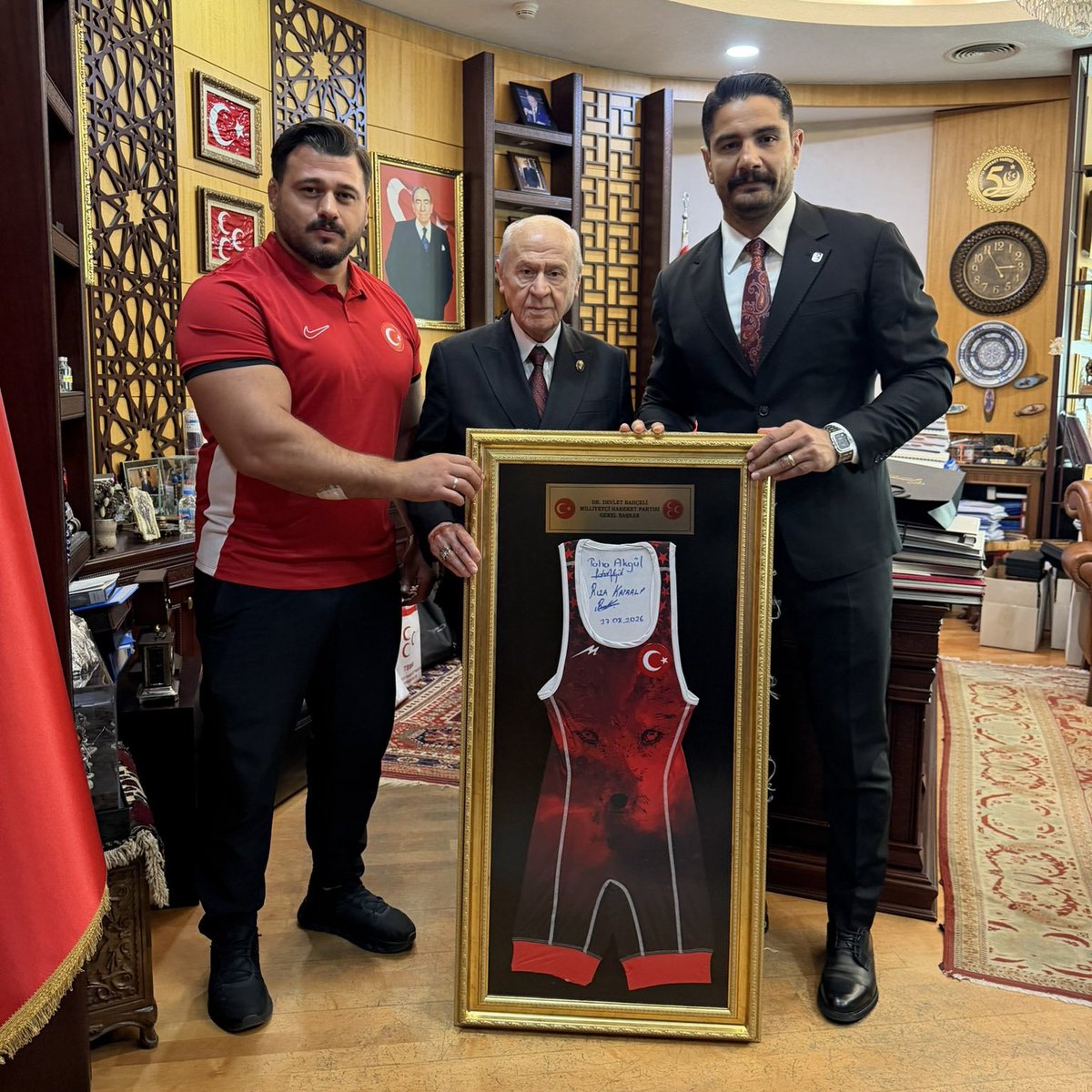 benguturktv's tweet photo. 📍MHP Lideri Devlet Bahçeli, Türkiye Güreş Federasyonu Başkanı Taha Akgül, dünya ve Avrupa Şampiyonu Rıza Kayaalp'i kabul etti

📍MHP Lideri Devlet Bahçeli'ye, kurt figürlü milli takım mayosu çerçeveli olarak takdim edildi

@MHP_Bilgi @dbdevletbahceli 

https://t.co/H3KYomkXJZ https://t.co/gZpeAvYKuk