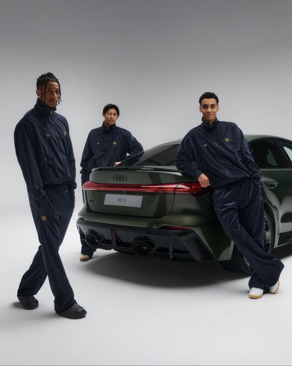 _BeFootball's tweet photo. Olise, Ito et Musiala posent devant la nouvelle RS5. ✨🇩🇪

639 chevaux - V6 bi-turbos couplé à un moteur électrique ⚡️ 

0 à 100 en 3.6 sec 💨 https://t.co/zLYZ5MpIUo