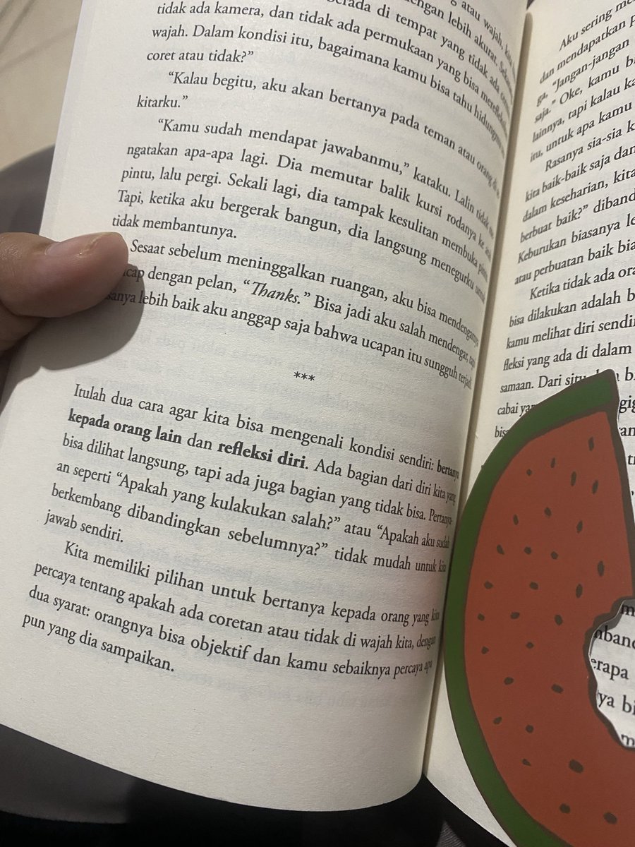 ehahann's tweet photo. Seorang Wanita Yang Ingin Menjadi Pohon Semangka di Kehidupan Berikutnya - dr. Andreas Kurniawan, Sp.KJ 

Baca buku ini rasanya kayak lagi terapi. Bukan tipe buku yang menggurui atau nyuruh harus kuat terus, tapi pelan-pelan ngajak kita memahami kenapa kita bisa merasakan a https://t.co/vAKexox30l