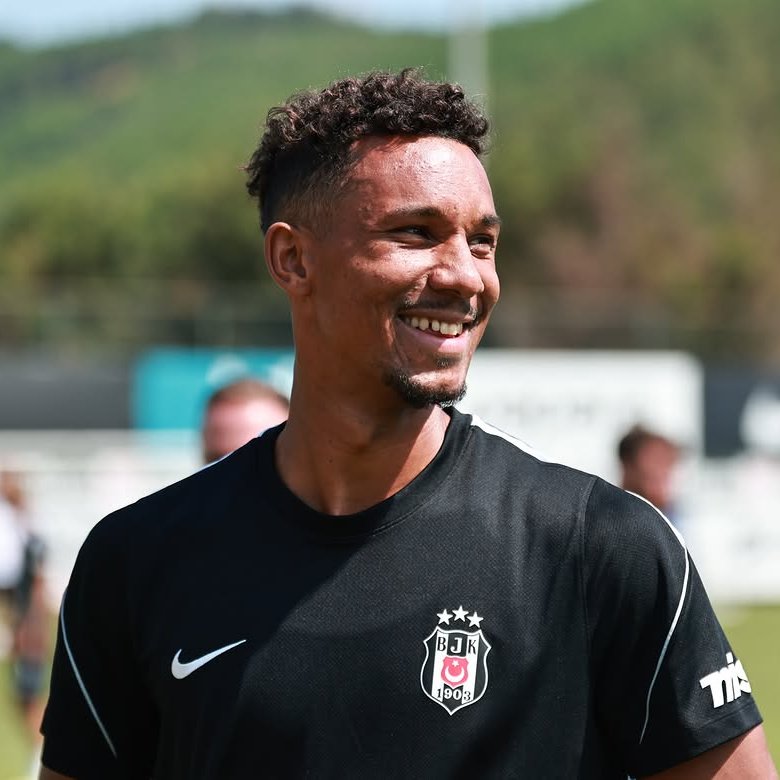 HaberKartali's tweet photo. "Beşiktaş,

Seni minnet ve teşekkür dolu bir kalple bırakıyorum!

Bir sporcu olarak ve özellikle kişisel anlamda geliştiğim bu iki yıl için çok teşekkür ederim.

Tüm kulübe, teknik ekibe, kulübün arkasında çalışan herkese, siz büyük taraftarlara ve tüm takım arkadaşlarıma teşekkür ederim.

Burada olmak benim için büyük bir mutluluktu ve geride çok güzel anılarla ayrılıyorum.

Hepinize en iyisini diliyorum. Tanrı sizleri korusun!"

-Felix Uduokhai