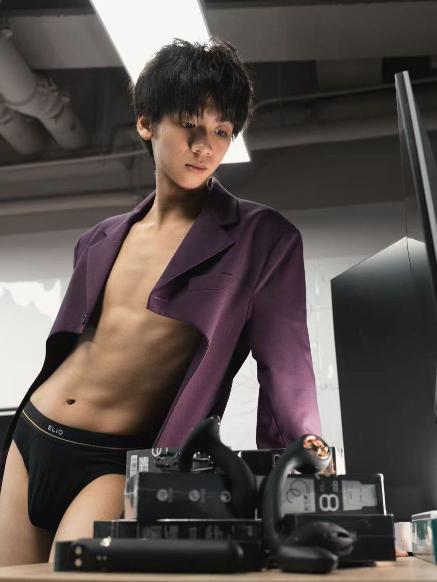 lrx0qw's tweet photo. 假期余额不足......
跟随男大潘潘一起准备点宿舍必备小道具叭
Underskin × ELIO 联动进行中
舒适内裤 + 情趣发泄
开学时创造自己的专属空间
双店福利上线👇UnderSkin https://t.co/jQZfqEBTzy

#Underskin #ELIO #男高 #男大 #宿舍 #体育生 #裸睡 https://t.co/g30J4irEO1